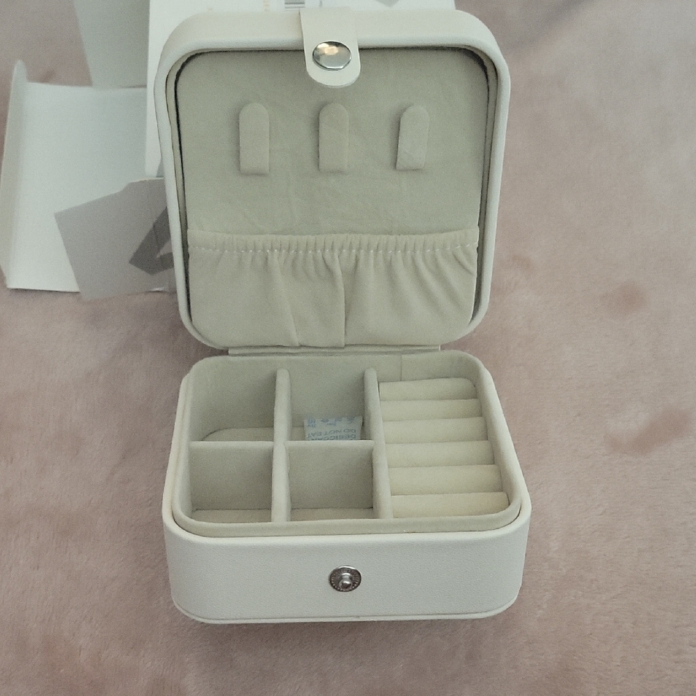 Compact White Jewelry Organizer
